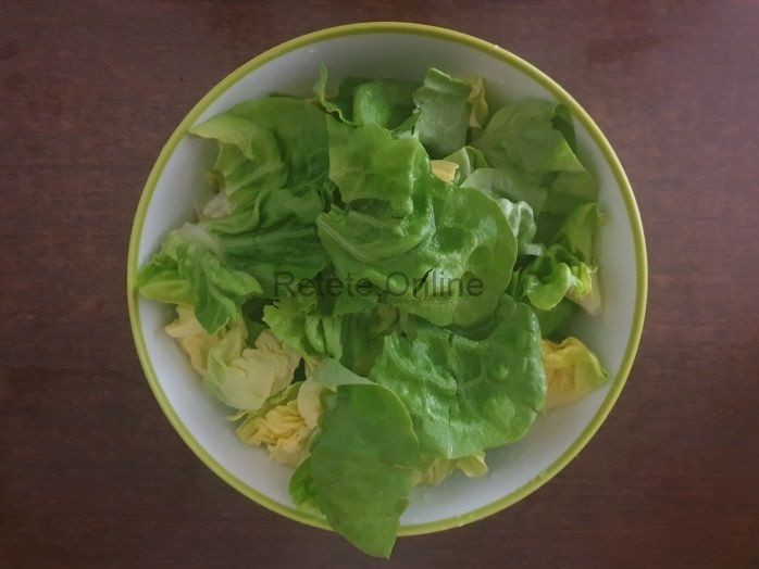 Intre timp, desfa frunzele de salata verde