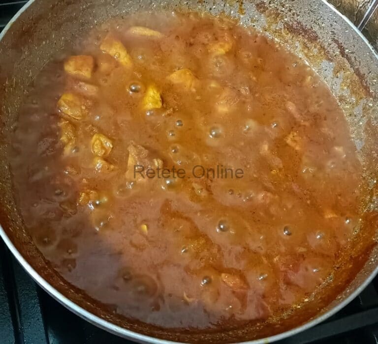 Lasa acest sos de curry cu pui sa fiarba